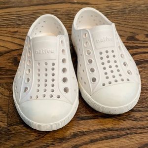 Native white toddler shoes. Size 5.